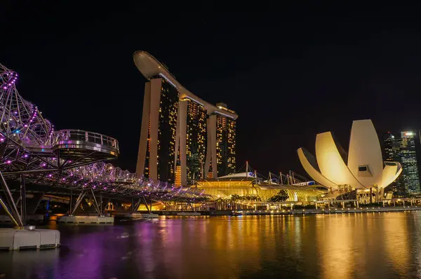 Marina Bay Sands y Lotus por la noche — Foto de Stock