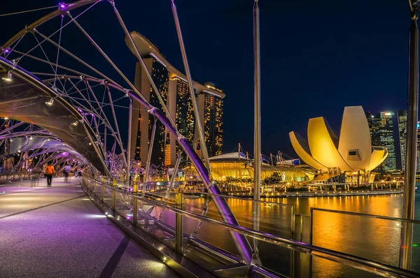 Puente a Marina Bay Sands Hotel por la noche — Foto de Stock