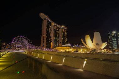 Marina Bay Sands Hotel köprüye gece