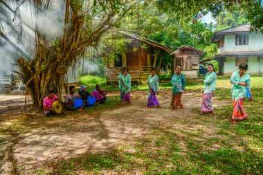 Geleneksel Ronggeng dans, geleneksel müzik aletleriyle