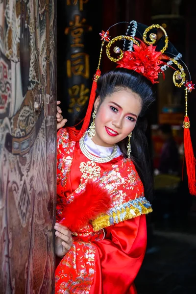 Mulher bonita com vestido vermelho chinês traicional — Fotografia de Stock