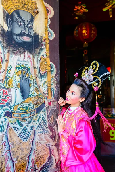 Mulher bonita com vestido rosa chinês traicional — Fotografia de Stock