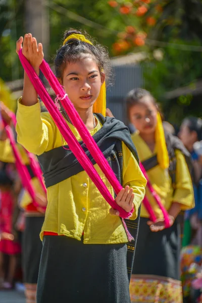 Geleneksel kostüm trad içinde dans yerli küçük kızlar