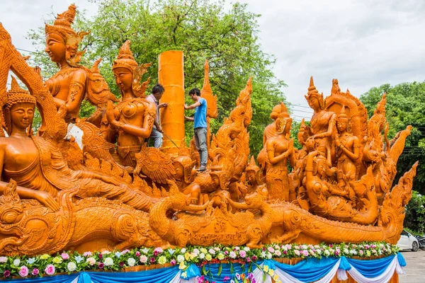 Artista hombres tallando vela para marchar en el festival de velas . — Foto de Stock