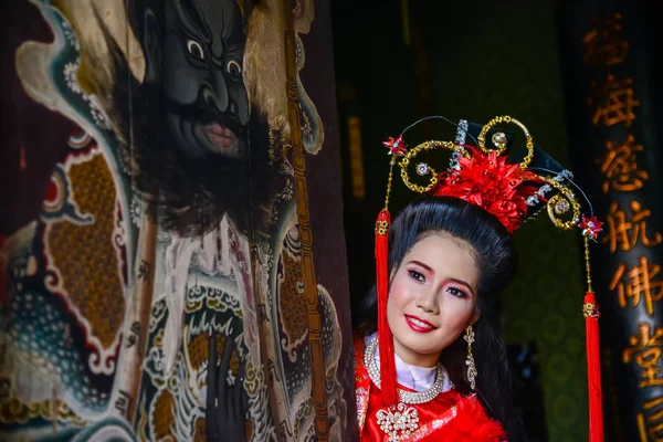 Vacker kvinna med traitional kinesiska röd klänning — Stockfoto