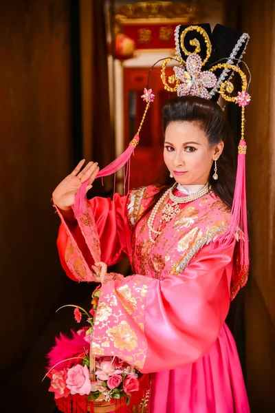 Mulher bonita com vestido rosa chinês traicional — Fotografia de Stock