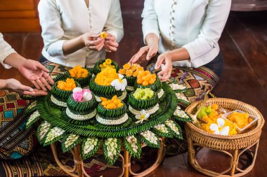 Kase ve plaka üzerinde çeşitli Tay tatlı