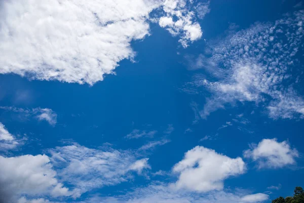 Beyaz bulutlu açık mavi gökyüzü