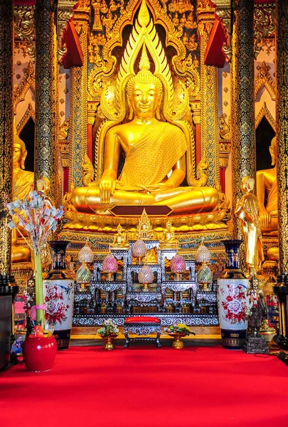 Hermosa imagen de Buda en la iglesia budista — Foto de Stock