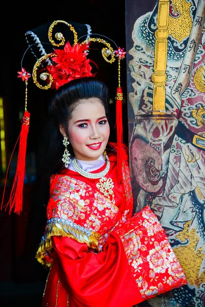 Mooie vrouw met traditionele chinese rode jurk — Stockfoto