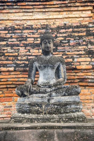 Imagen antigua y antigua de Buda en el parque histórico de Sukhothai —  Fotos de Stock