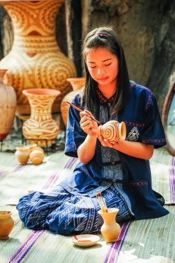 Güzel sanatçı kadın toprak üzerinde boyama