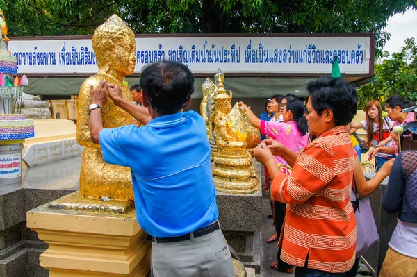 Budistas dourando folha de ouro no rosto de Buddha staue — Fotografia de Stock