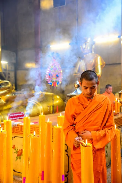 Monjes budistas chinos encendiendo las velas — Foto de Stock