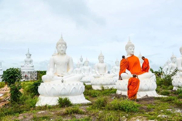 Monges vestindo uma imagem de Buda branco com vestes — Fotografia de Stock