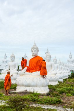 Rahipler beyaz Buda resim elbiseler ile pansuman