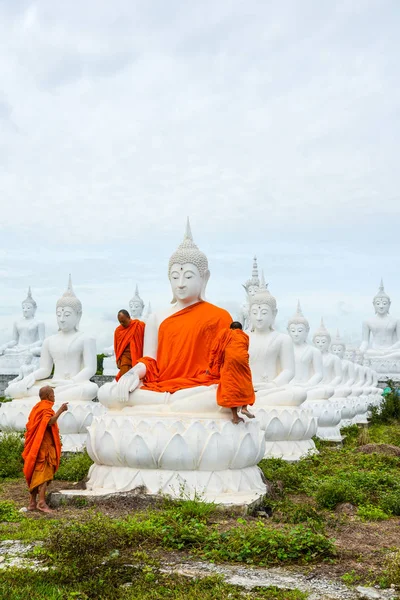 Rahipler beyaz Buda resim elbiseler ile pansuman