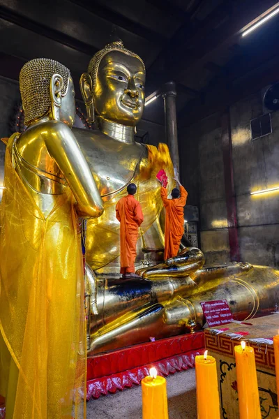 Čínské buddhistické mnichy oblékání zlatého Buddhy tělo — Stock fotografie