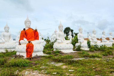 Rahipler beyaz Buda resim elbiseler ile pansuman
