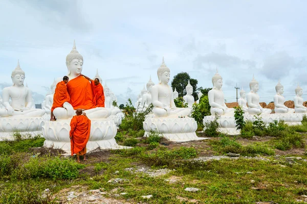 Rahipler beyaz Buda resim elbiseler ile pansuman