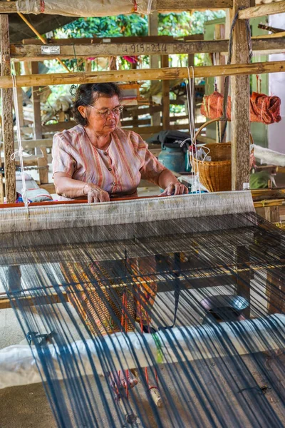 Kadın kırsal dokuma pamuk