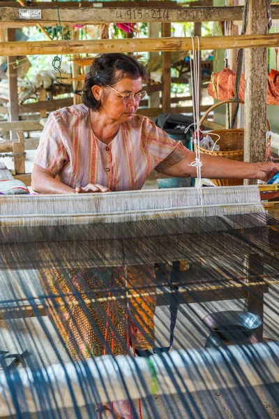 Kadın kırsal dokuma pamuk