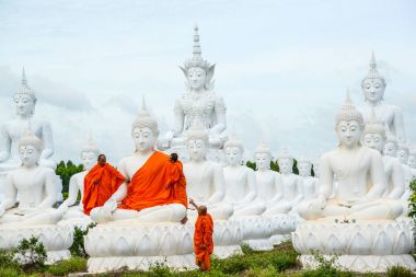 Rahipler beyaz Buda resim elbiseler ile pansuman