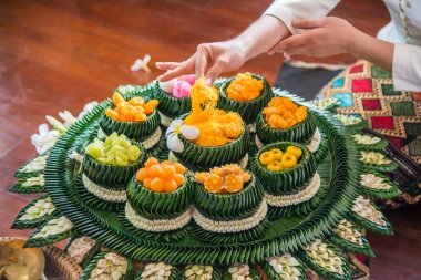 Değişik Tay tatlı tabağı ve plaka üzerinde