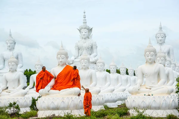 Mönche kleiden ein weißes Buddha-Bild mit Roben — Stockfoto