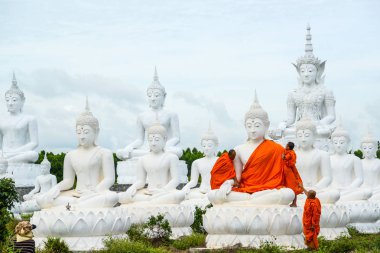 Rahipler beyaz Buda resim elbiseler ile pansuman