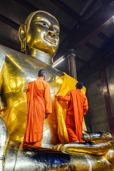 Chinese Buddhist monks dressing golden Buddha Image body — Stock Photo, Image