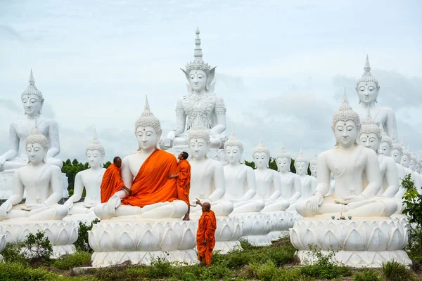 Monjes vistiendo a uno de Buda Blanco Imagen con túnicas — Foto de Stock