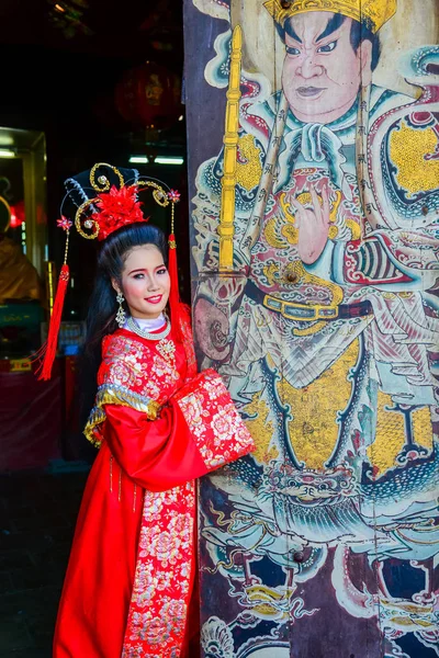 Geleneksel Çin kırmızı elbise ile güzel kadın — Stok fotoğraf