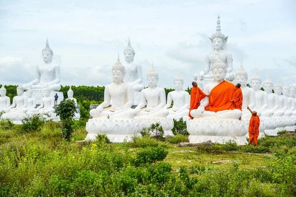 Rahipler beyaz Buda resim elbiseler ile pansuman