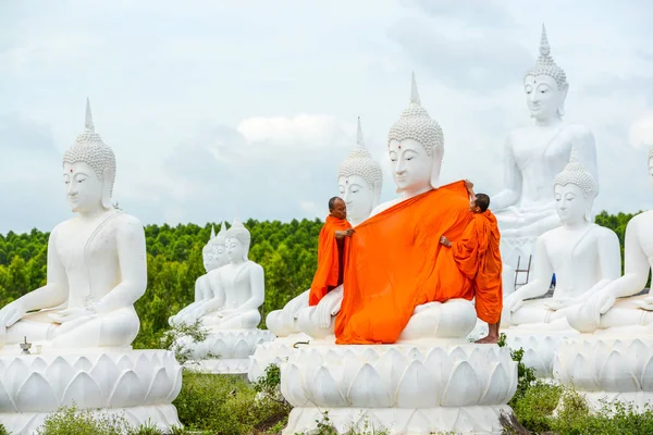 Szerzetesek, öltözködés, egy fehér köpenyt Buddha kép — Stock Fotó