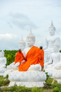 Rahipler beyaz Buda resim elbiseler ile pansuman