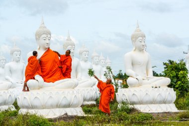 Rahipler beyaz Buda resim elbiseler ile pansuman