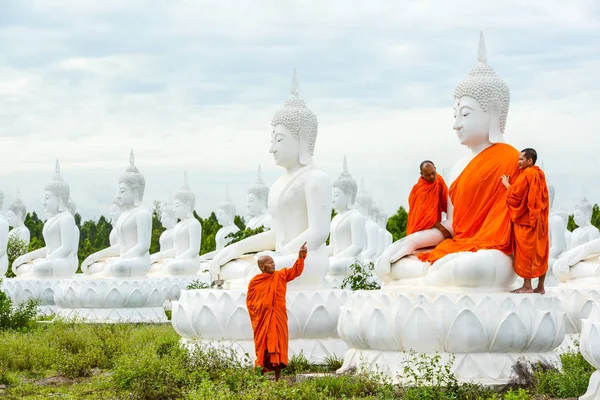 Mönche kleiden ein weißes Buddha-Bild mit Roben — Stockfoto