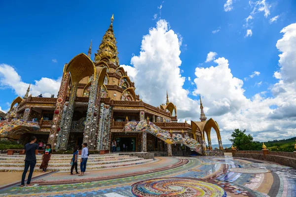 Buddhist tourists sightseeing beautiful Buddhist church — Stock Photo, Image