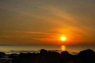 Gökyüzü ve renk bulut ile güzel deniz manzarası