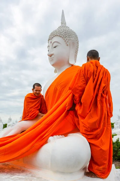 Monniken dressing tot wit Boeddha beeld met gewaden — Stockfoto