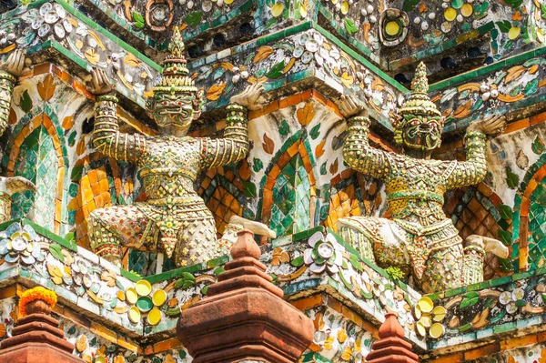 Tailandês estátuas gigantes literatura tradicional — Fotografia de Stock