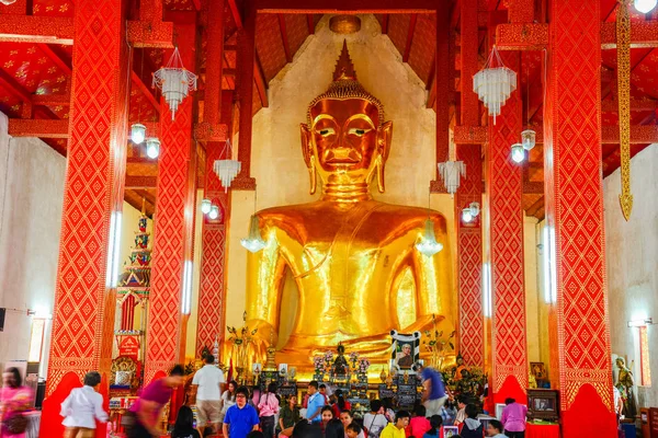黄金の仏像を拝む仏教観光客 — ストック写真