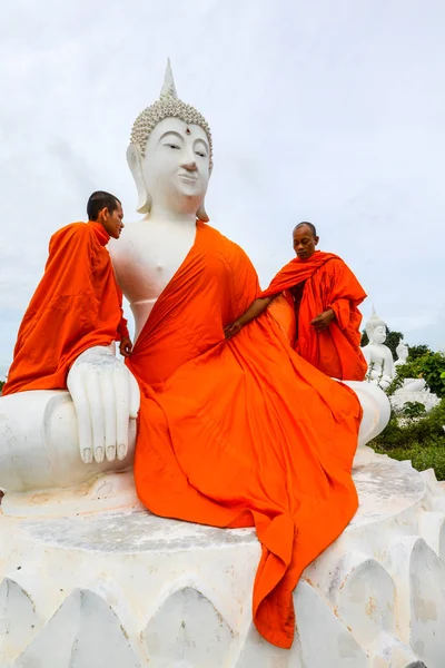 Monges vestindo uma imagem de Buda branco com vestes — Fotografia de Stock