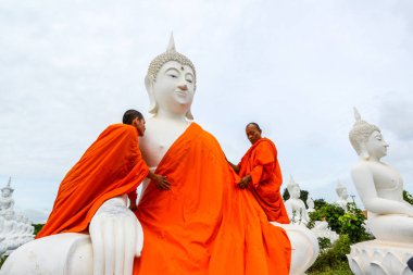 Rahipler beyaz Buda resim elbiseler ile pansuman