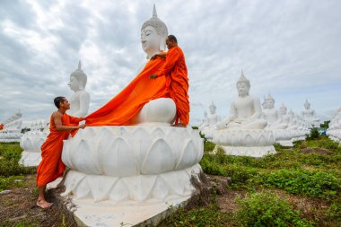 Rahipler beyaz Buda resim elbiseler ile pansuman