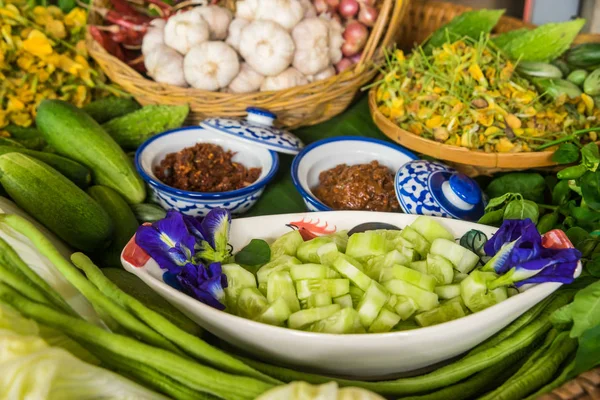 Verschiedene thailändische Gemüse, Gewürze und Chilisoße — Stockfoto