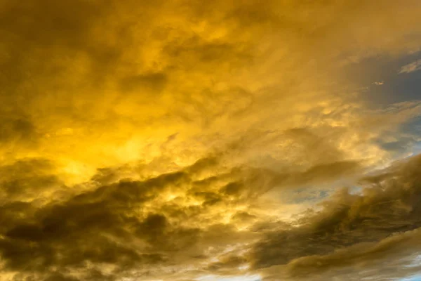 Beau ciel et nuages de pluie — Photo