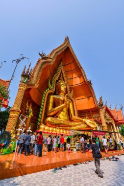 Budist turist açık altın Buda resim tapınma