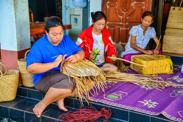 Papirüs yapılan hasır çanta dokuma kadınlar